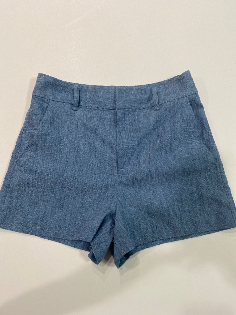 Alice + Olivia blue linen blend tailored shorts size 2